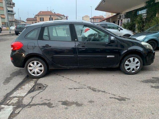 Renault Clio 2011 — interior
