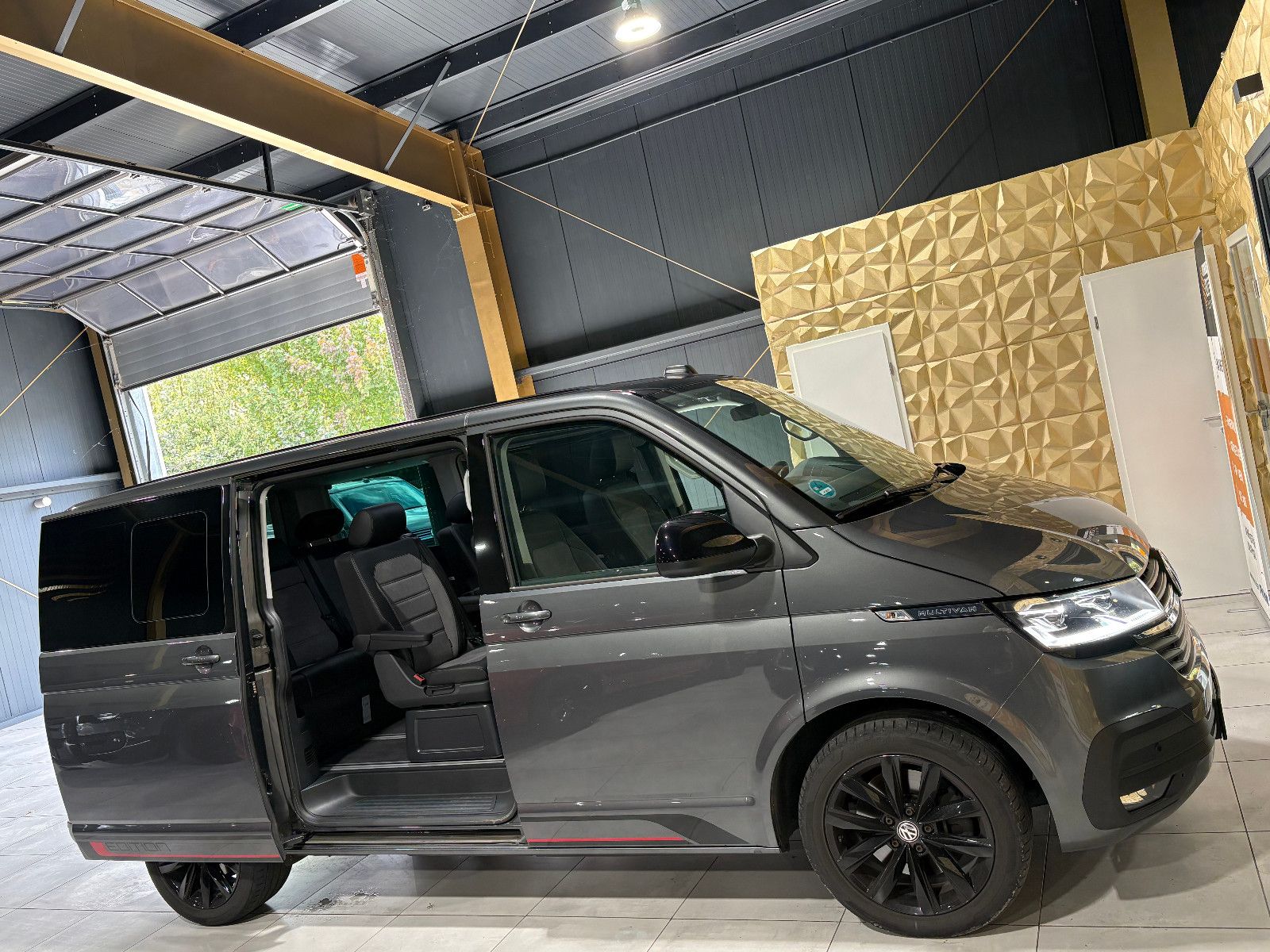 Fahrzeugabbildung Volkswagen T6.1 Transporter Multivan Edition 4MOTION/7-SITZ