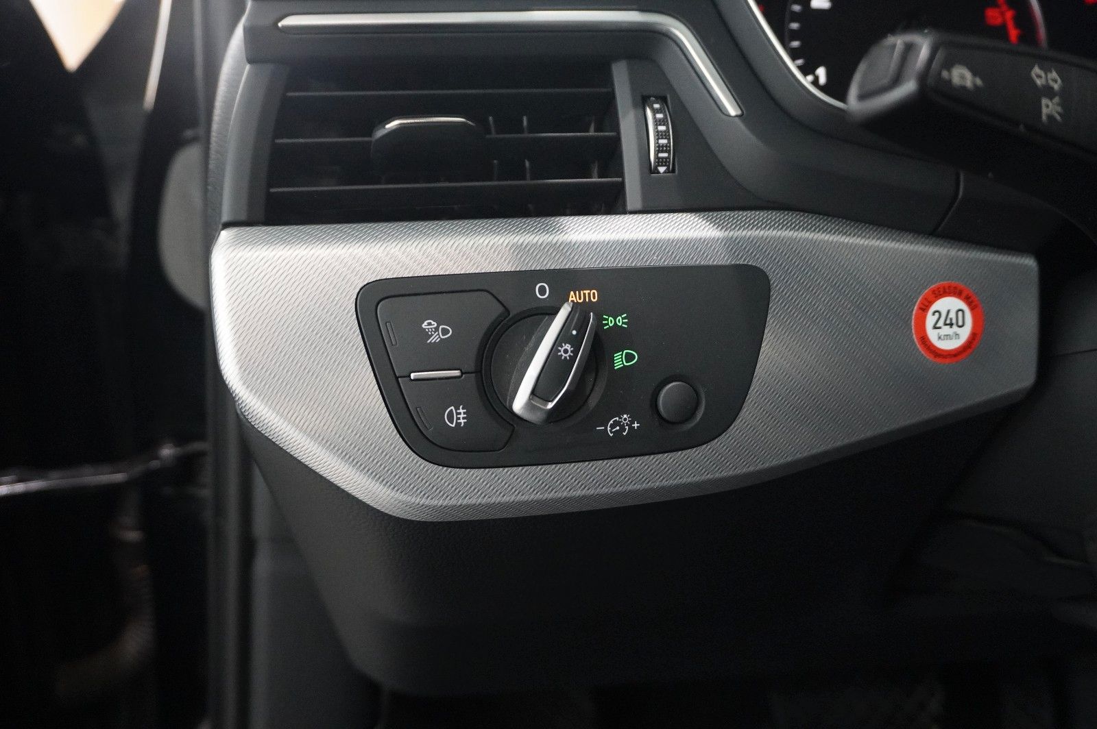 Fahrzeugabbildung Audi A4 Avant 35 TDI S-LINE SPORT NAVI/LED/KAMERA/DAB