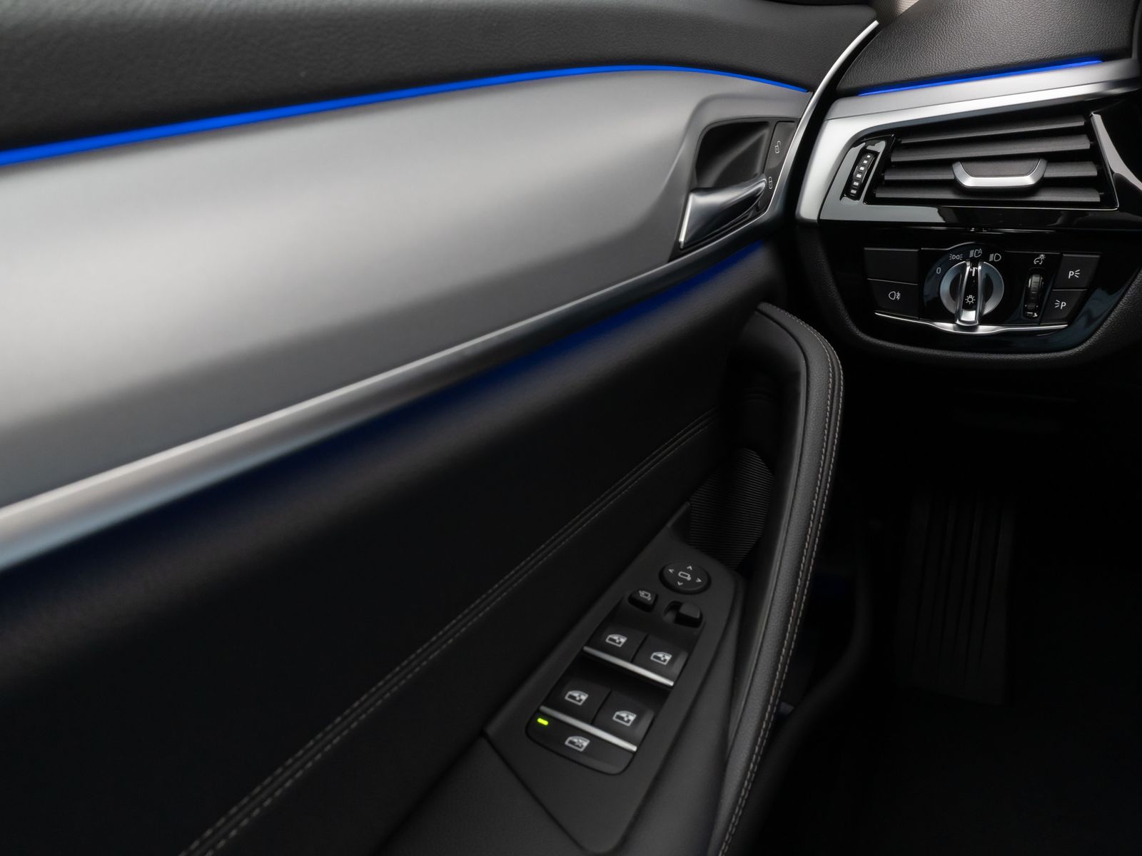 Fahrzeugabbildung BMW 520d xD Kamera HUD DAB 4xKlima Sport Leder Alarm
