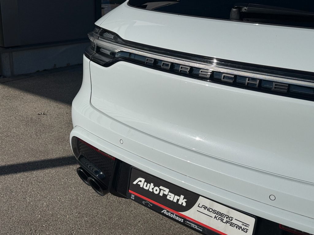 PORSCHE Macan 2023
