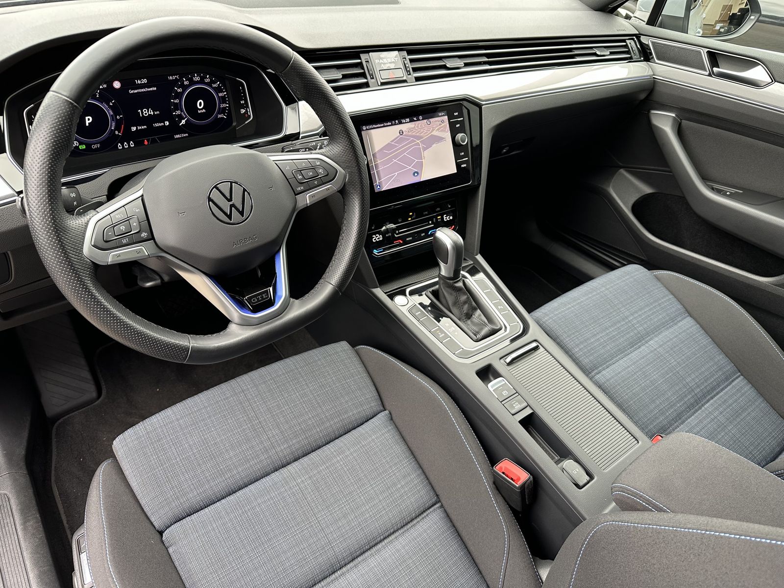 Fahrzeugabbildung Volkswagen Passat Variant 1.4 TSI DSG GTE NAV+LED+AHK+VCOCK