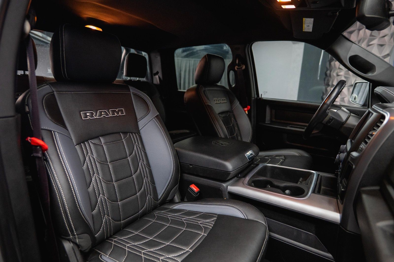 Fahrzeugabbildung Dodge RAM 5.7 V8 HEMI 4x4 OFFROAD Night-Paket *LED*AHK