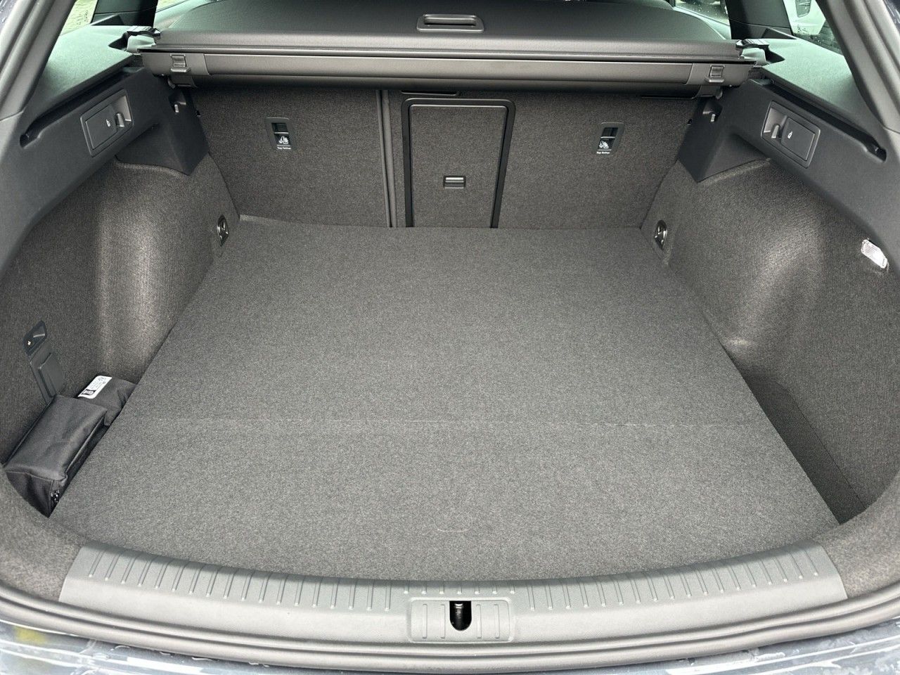 Fahrzeugabbildung CUPRA Leon Sportstourer VZ 1.5 e-HYBRID 272 PS DSG - mit KI generiert/bearbeitet