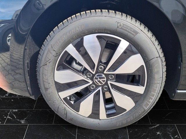 Fahrzeugabbildung Volkswagen Golf VIII TSI Move LED AID RFK SH LM