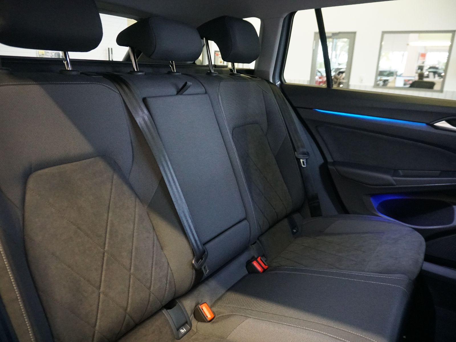 Fahrzeugabbildung Volkswagen Golf VIII Variant Style 1.5 eTSI DSG *AHK, LED,