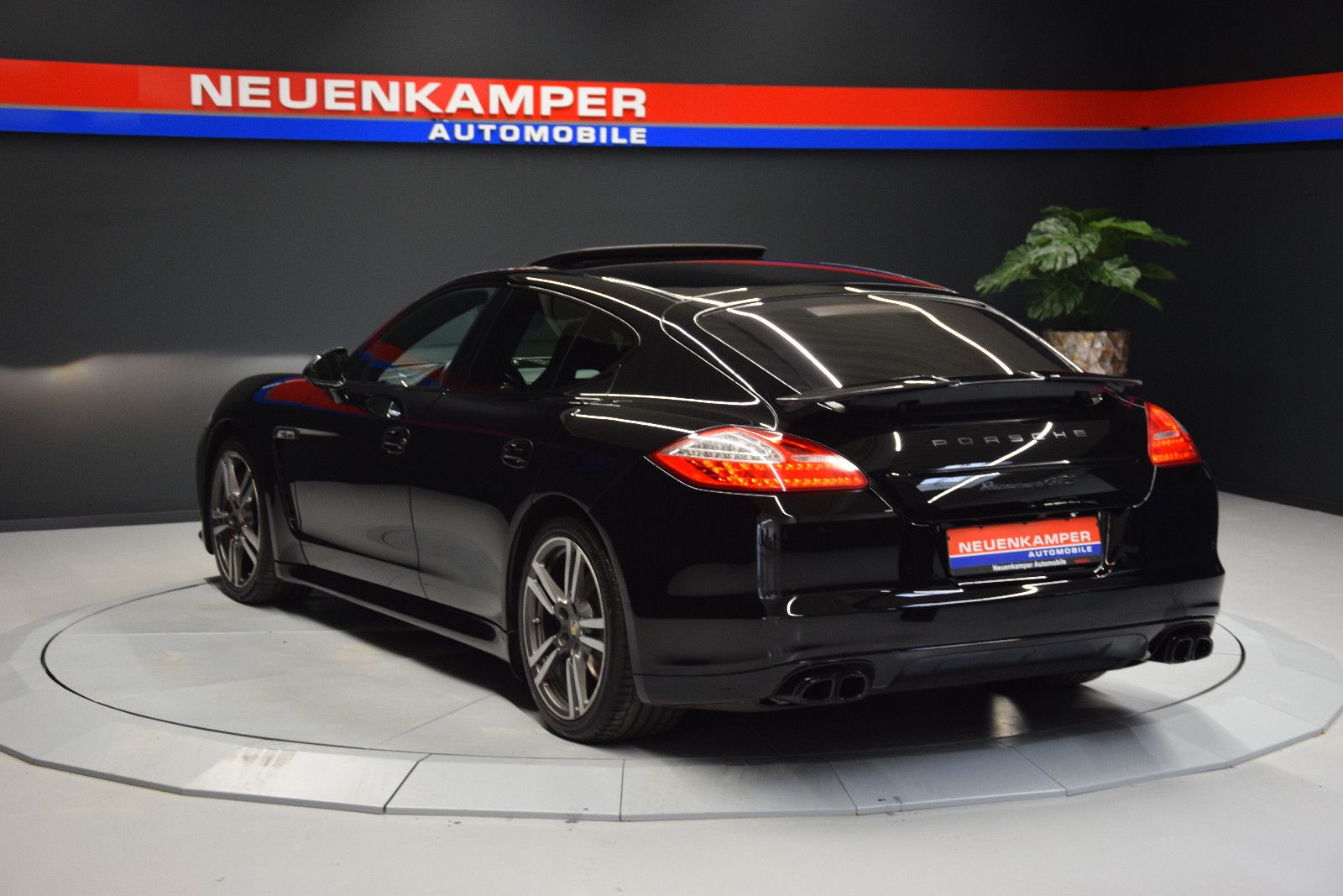 Fahrzeugabbildung Porsche Panamera GTS Bose Schiebedach PASM Sport Chrono
