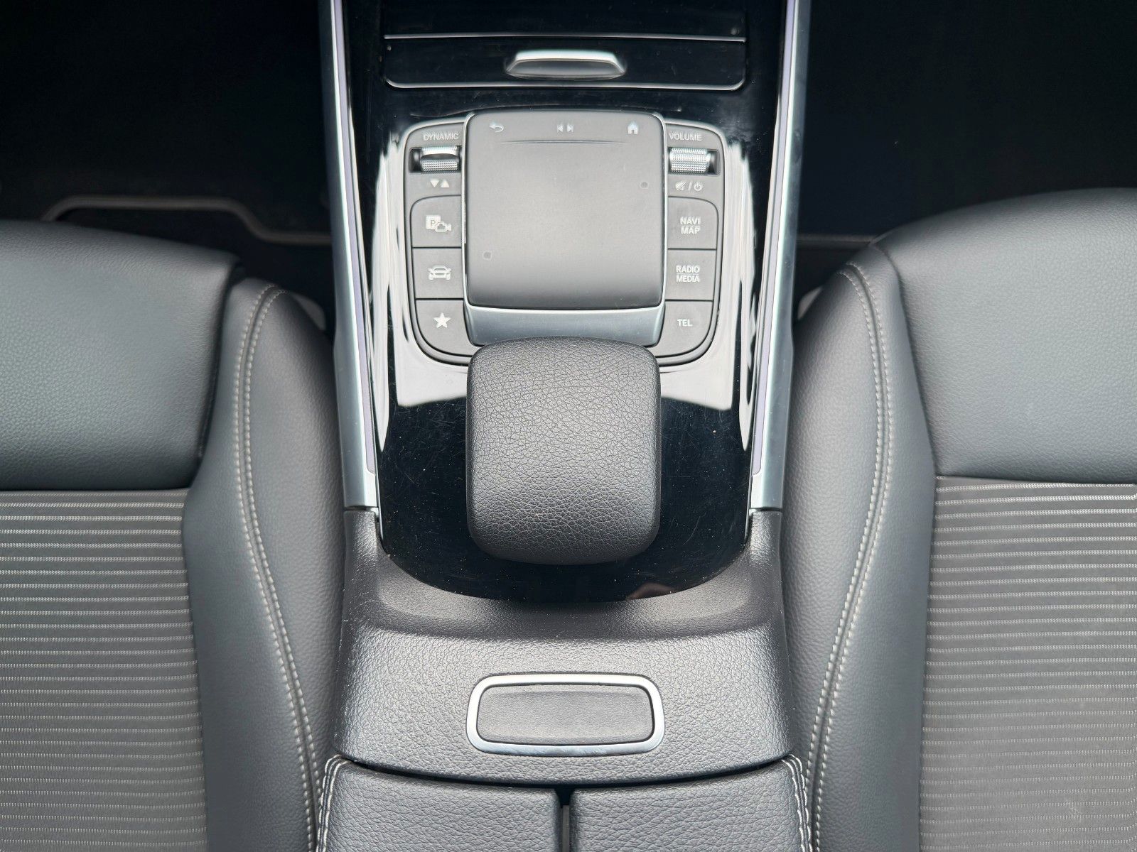 Fahrzeugabbildung Mercedes-Benz EQB 350 4M Progressive+Distr+Ambiente+RFK+MBUX