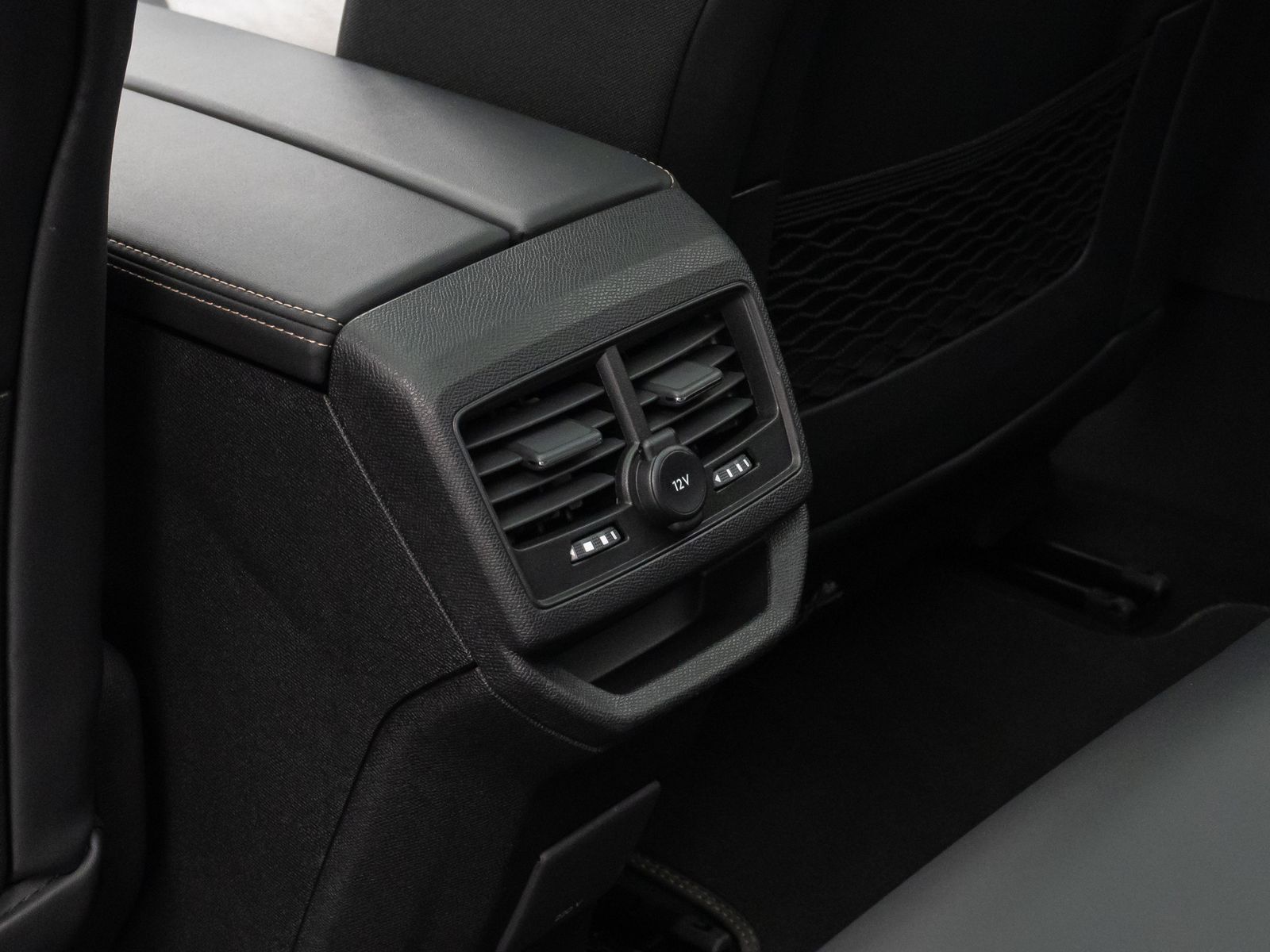 Fahrzeugabbildung Peugeot 3008 Hybrid4 300 GT Panorama 360° Massage AHK