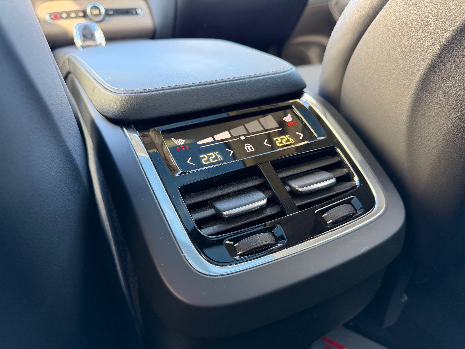 Fahrzeugabbildung Volvo XC90 B5 D Ultimate Dark AWD*B&W*LUFT*STHZG*360*