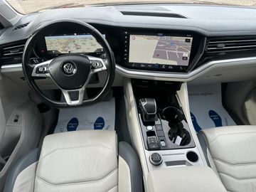 Volkswagen Touareg - 1