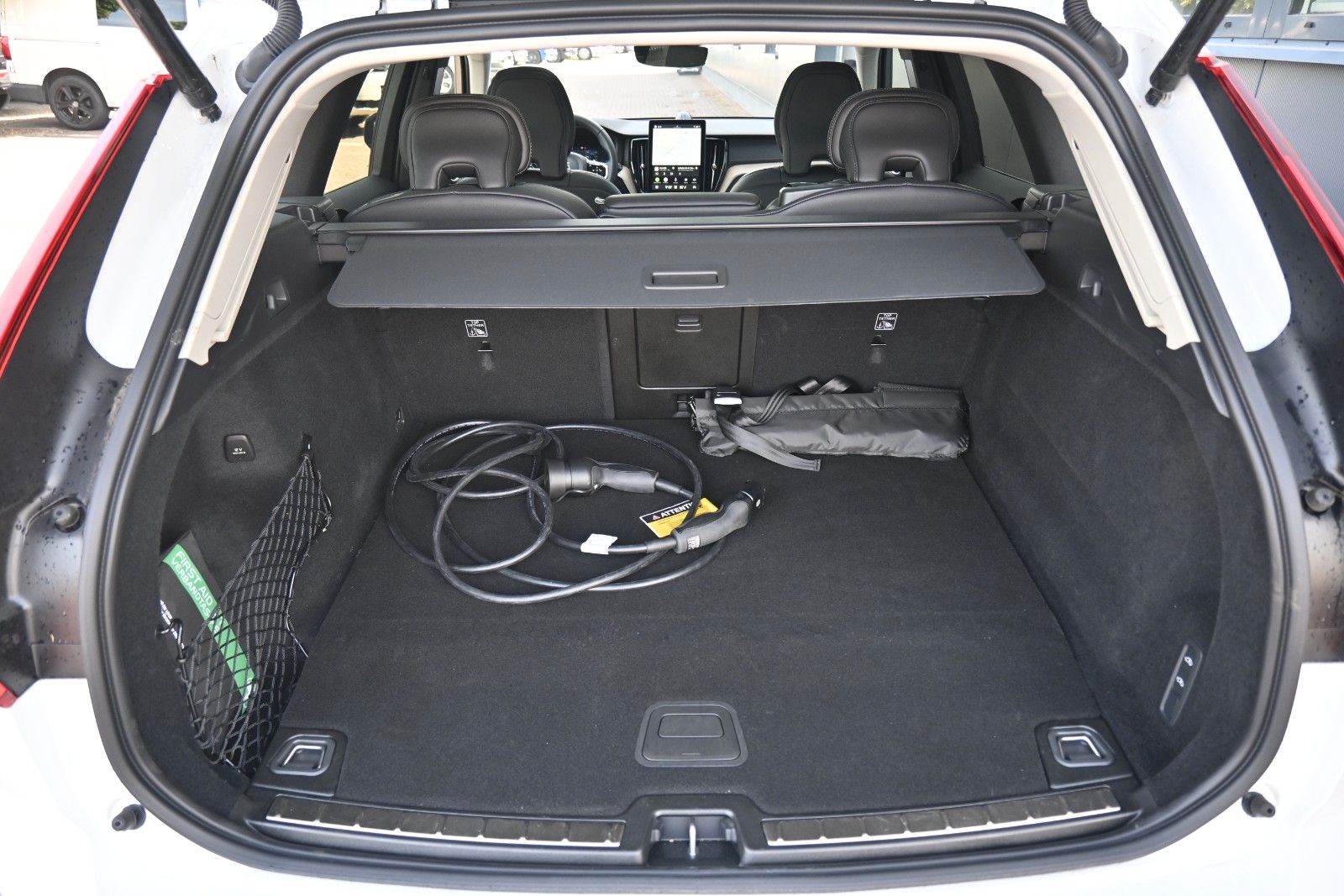 Fahrzeugabbildung Volvo XC60 T8 RC AWD Ultra Dark**360*LUFT*B&W*FACELIFT