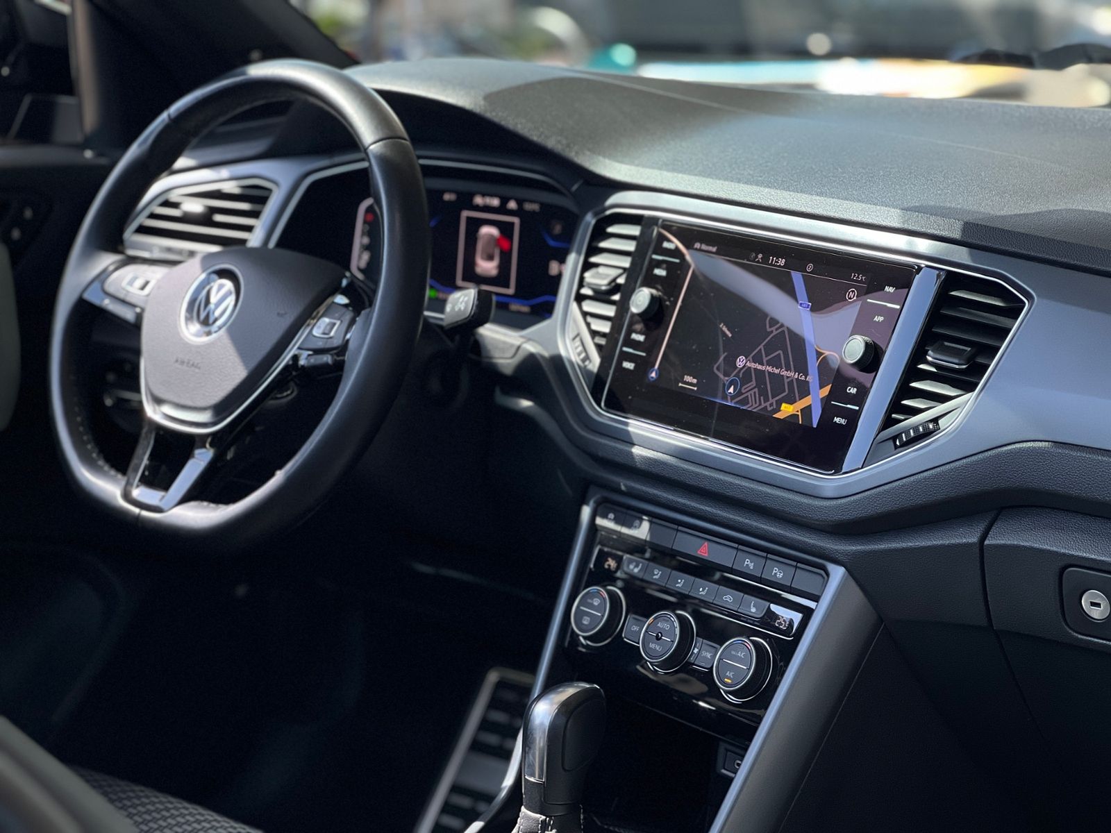 Fahrzeugabbildung Volkswagen T-Roc Cabriolet R Line Black AHK BEATS KEYLESS