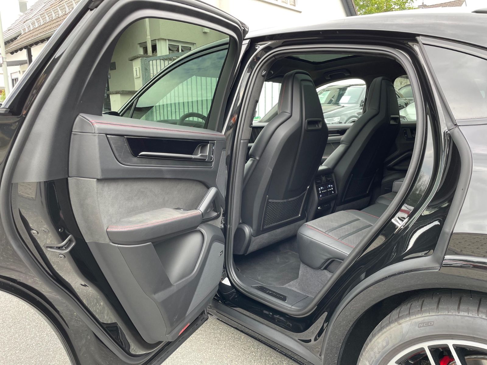 Fahrzeugabbildung Porsche Cayenne GTS Coupé |HUD|ACC|360°|3.Disp|Sportdesi
