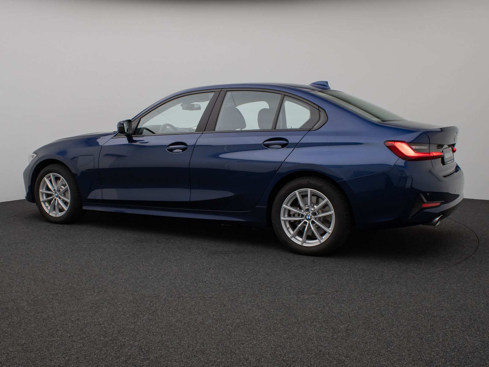 Fahrzeugabbildung BMW 330e  CockPitPro PDC Alarm Geschwindigkeitsreg