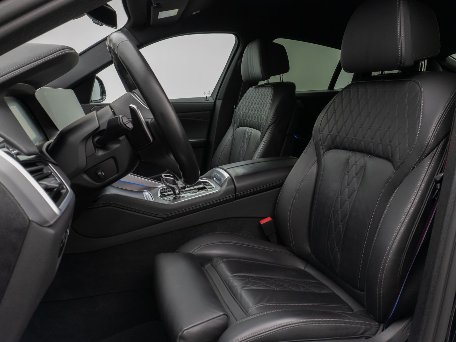 Fahrzeugabbildung BMW X6 xD30d M Sport DAB 360°DisplKey AHK Alarm 22"