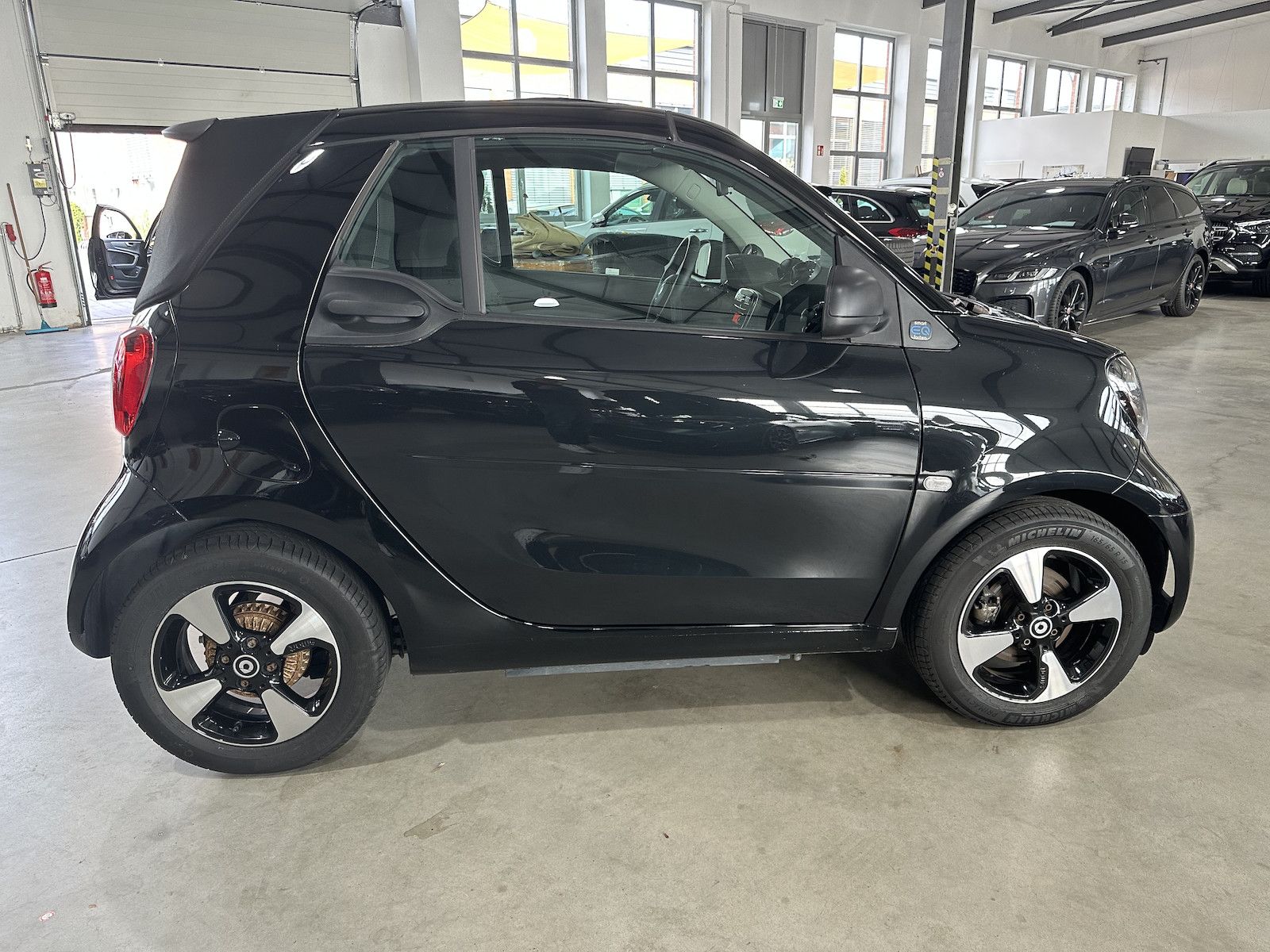 Fahrzeugabbildung Smart ForTwo Cabrio EQ Passion/22KW/Alu/Sound/SH/Temp/