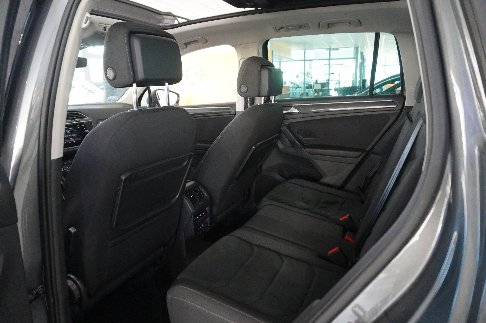 Fahrzeugabbildung Volkswagen Tiguan 2.0 TSI 4MOTION R-LINE NAVI/KAMERA/SH/AHK