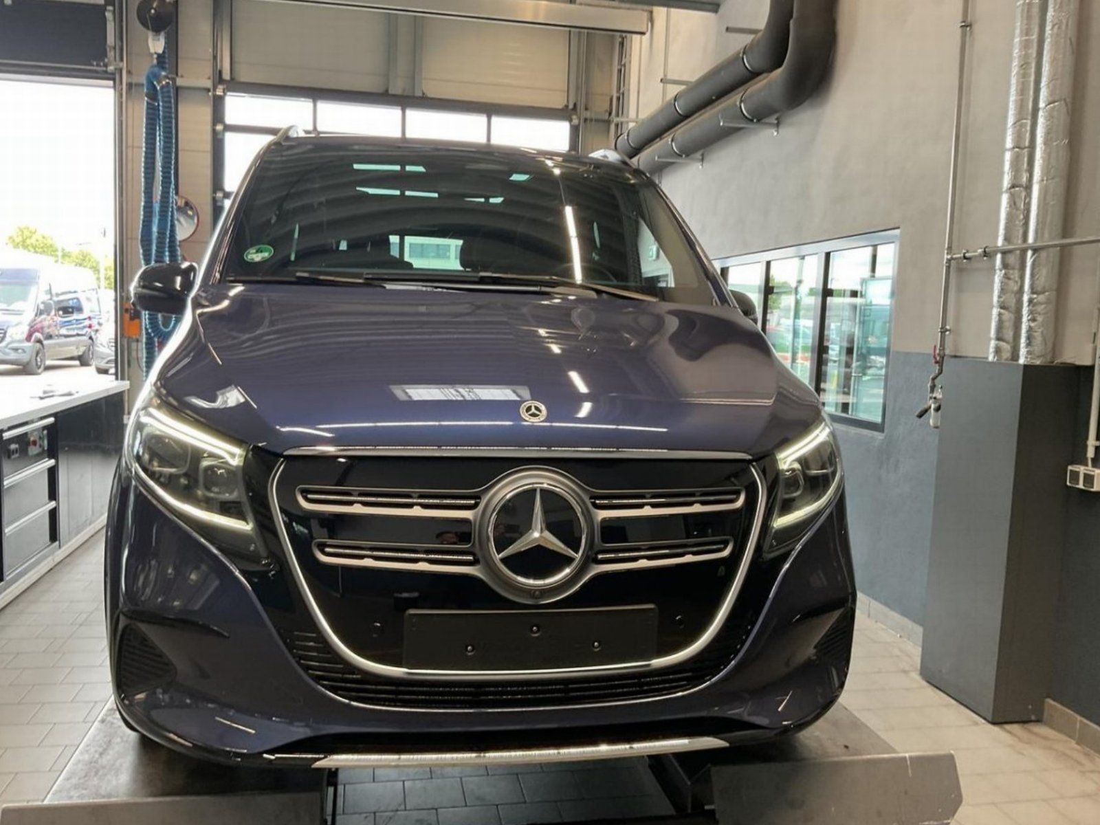 Fahrzeugabbildung Mercedes-Benz EQV 300 L Facelift AVANTGA Pano DISTRO 360° MLED