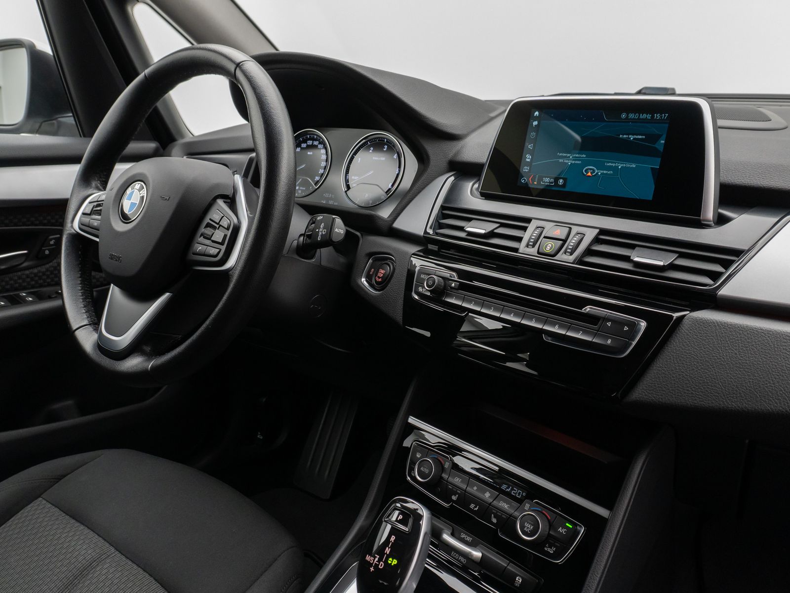 Fahrzeugabbildung BMW 218d Kamera Navi HiFi AHK LED Geschwindigkeitsre