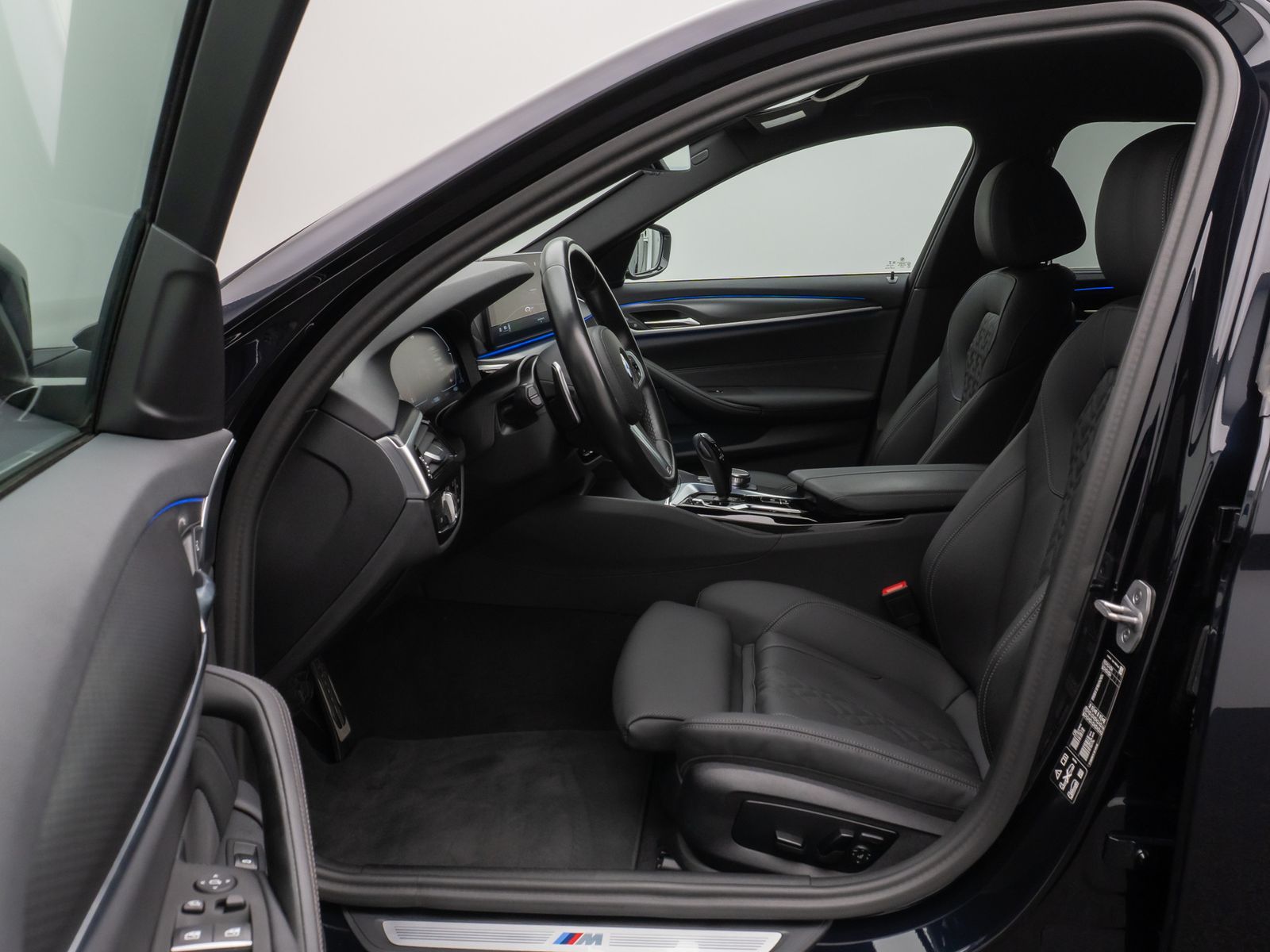 Fahrzeugabbildung BMW 520d xD M Sport Kamera HUD DAB 4xKlima Alarm AHK