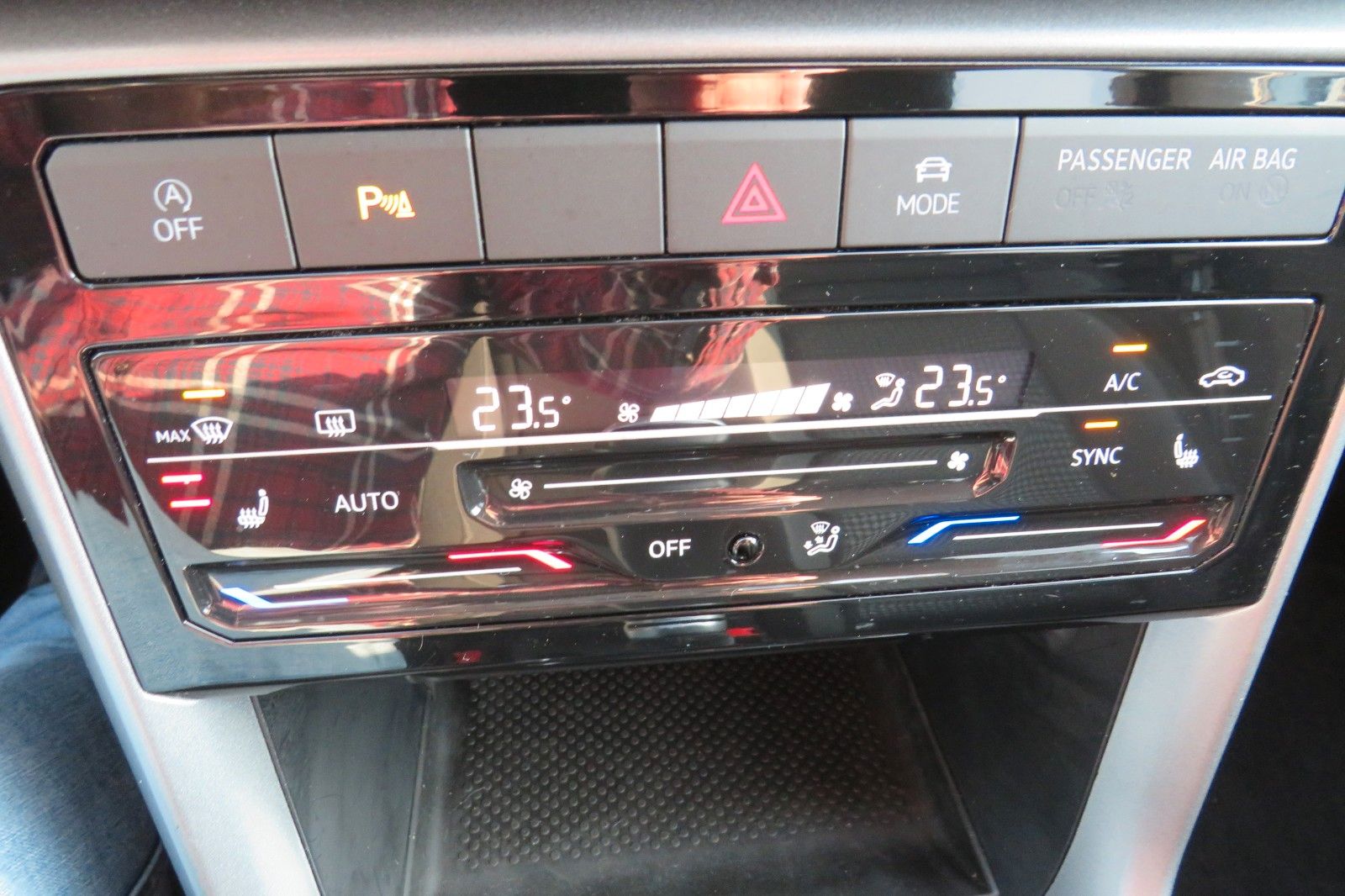 Fahrzeugabbildung Volkswagen T-Cross Active ACC NAVI APP GJ SITZH. PDC 1HD