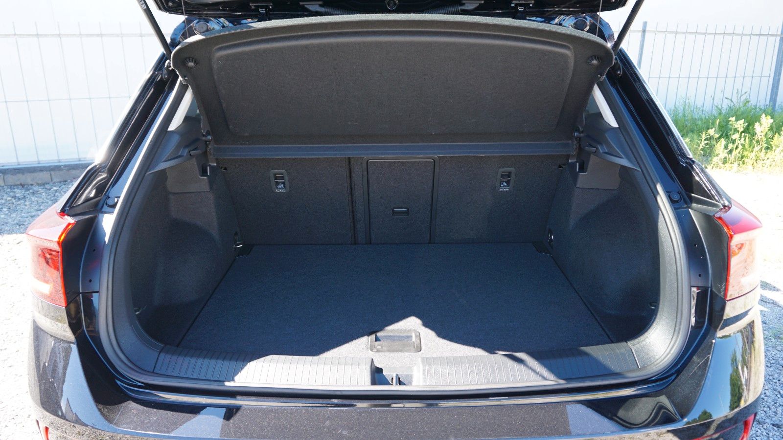 Fahrzeugabbildung Volkswagen T-Roc Life Navi,LED,Park/Lane Assist,SH