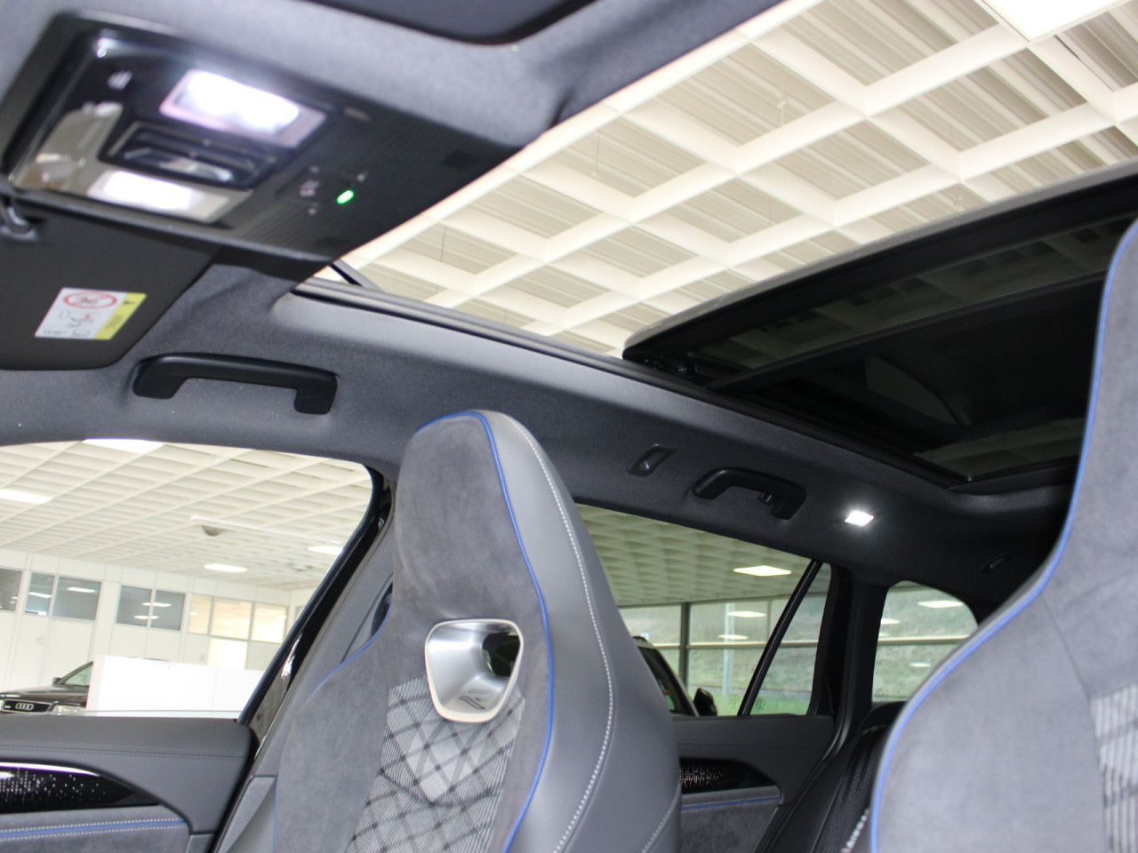 Fahrzeugabbildung Volkswagen Passat Variant 2.0 TDI SCR 4M R-LINE