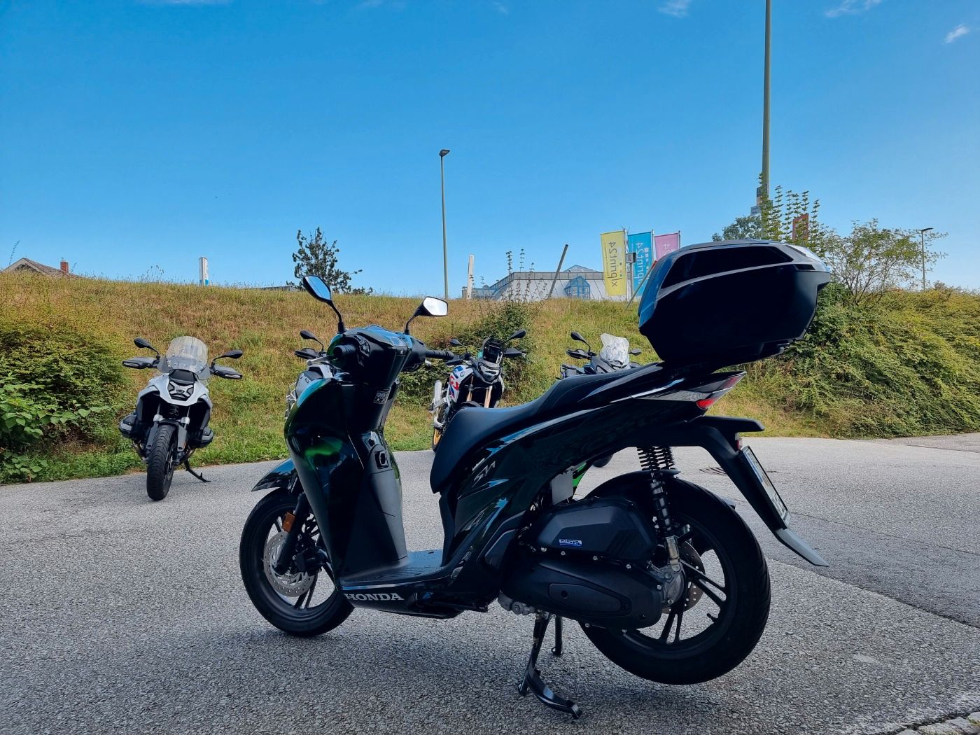 Fahrzeugabbildung Honda SH 125 i inklusive Smart-Topcase