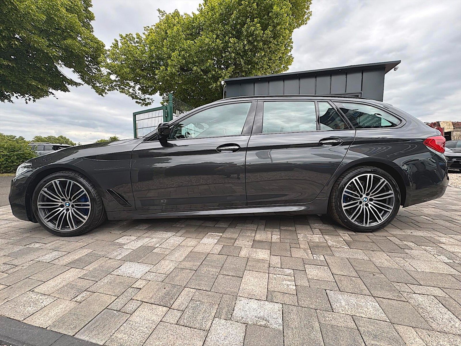 Fahrzeugabbildung BMW 530i M Sport Shadow Line *ACC*LED*Head-Up*360°*