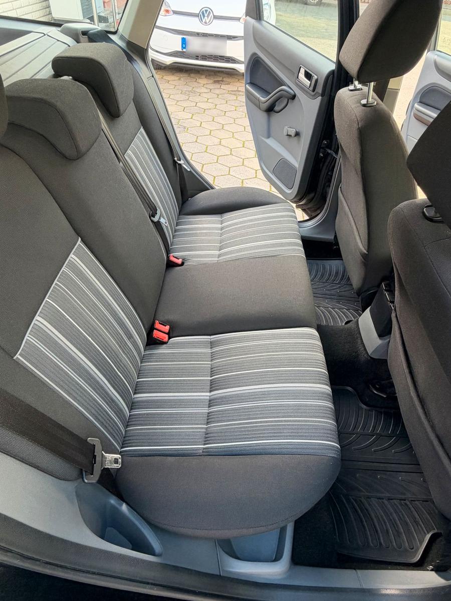 Ford Focus 2010 — photo 12