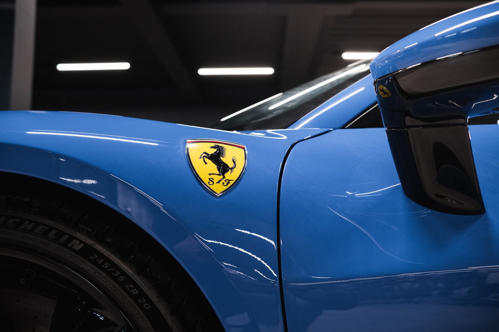 Fahrzeugabbildung Ferrari 296 GTS Sonderfarbe-Lift-Carbonsitz-Hifi-System