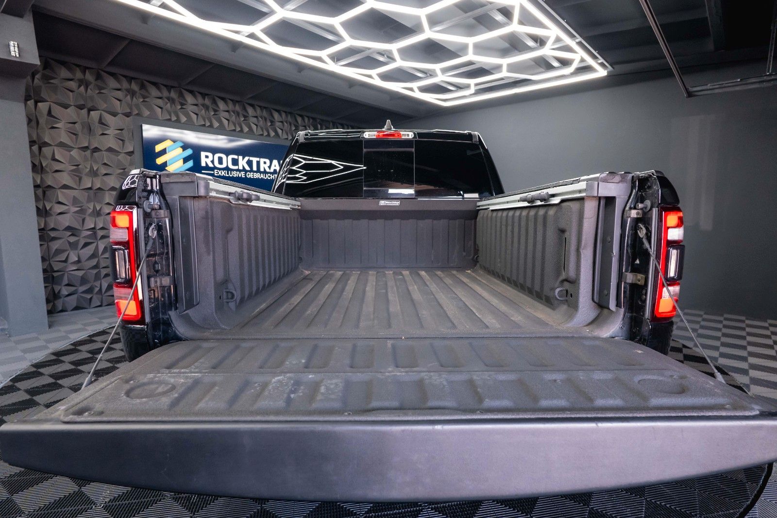 Fahrzeugabbildung Dodge RAM 5.7 V8 HEMI 4x4 Night LARAMIE RAMBOX 19%