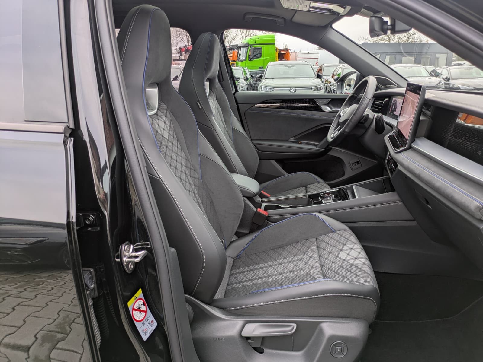 Fahrzeugabbildung Volkswagen Tayron 2.0 TDI 4M R-Line 7Si*MATRIX*AHK*PANO*HUD