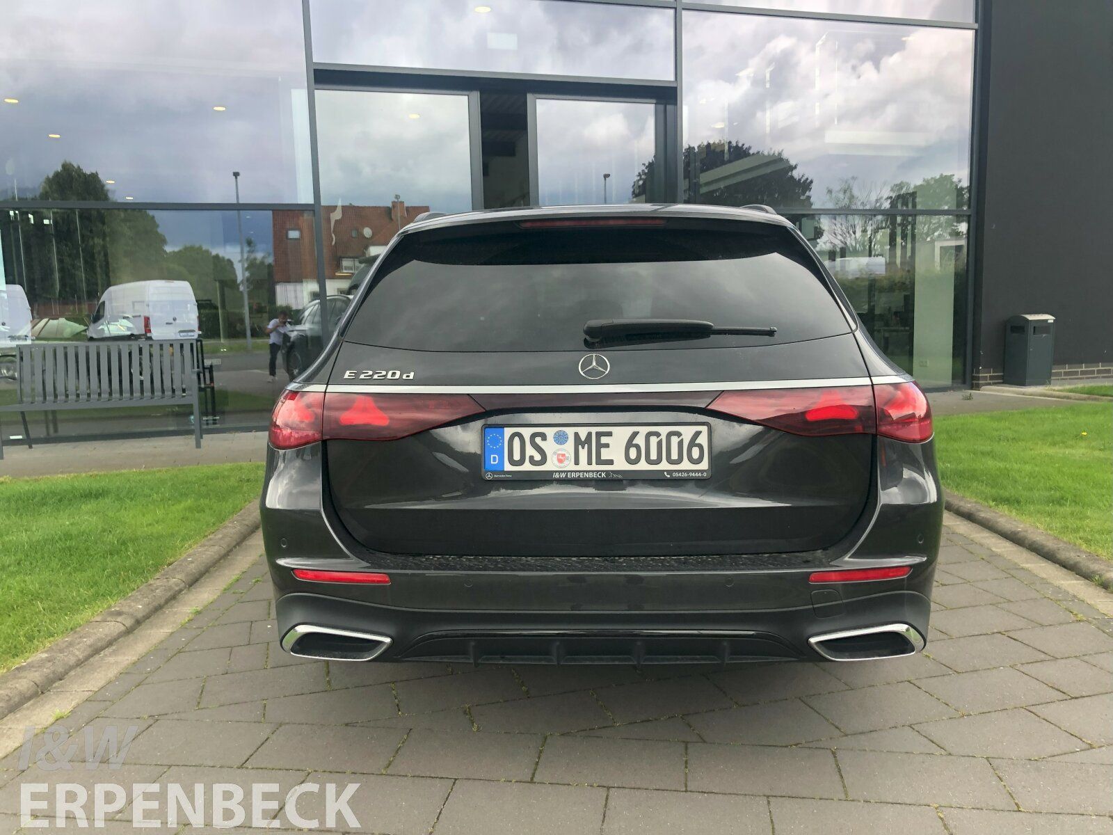 Fahrzeugabbildung Mercedes-Benz E 220 d T AMG Panorama AHK Memory Distronic FAP