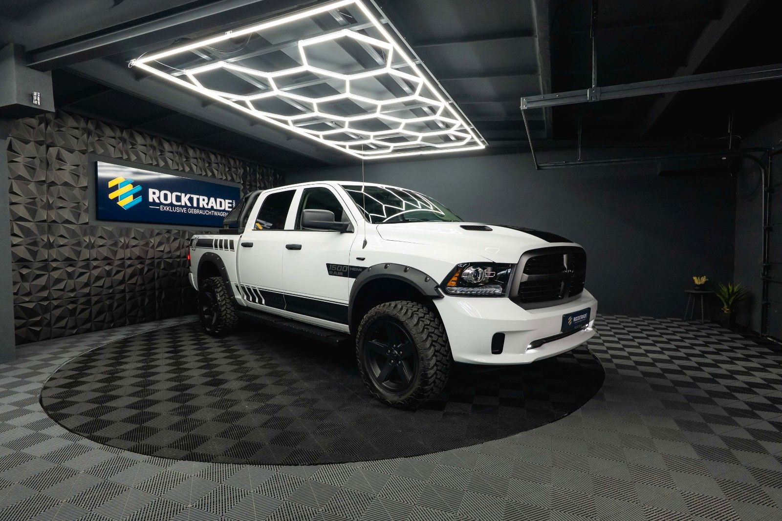 Fahrzeugabbildung Dodge RAM 5.7 V8 HEMI 4x4 OFFROAD Night-Paket *LED*19%