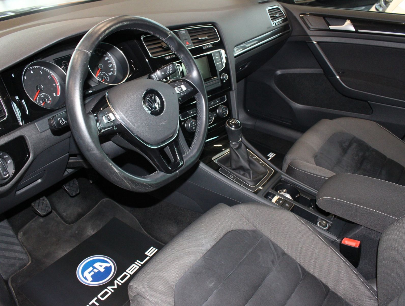 Fahrzeugabbildung Volkswagen Golf 1.4 TSI BMT Highline*Navi*Bi-Xenon*PDC