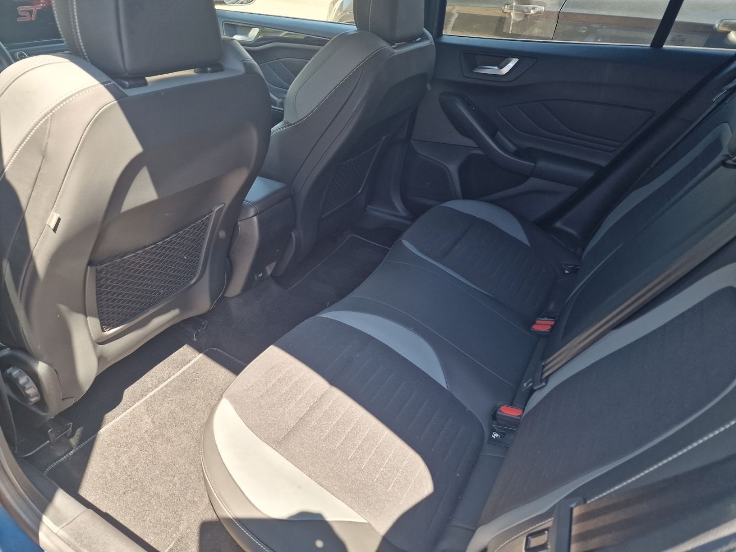 Fahrzeugabbildung Ford Focus ST AHK-abnehmbar Navi LED Sperrdiff. Apple
