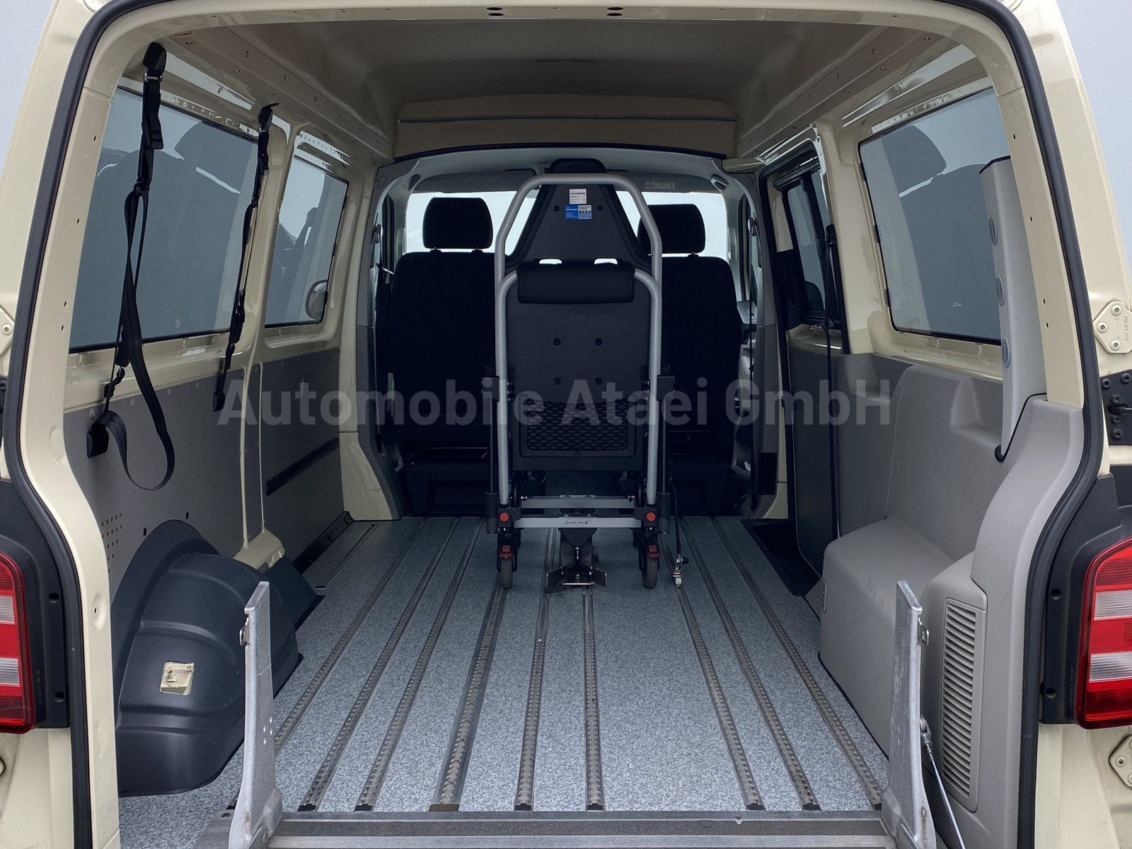 Fahrzeugabbildung Volkswagen T6 Kombi KTW *Rollstuhl-Rampe+Tragestuhl*