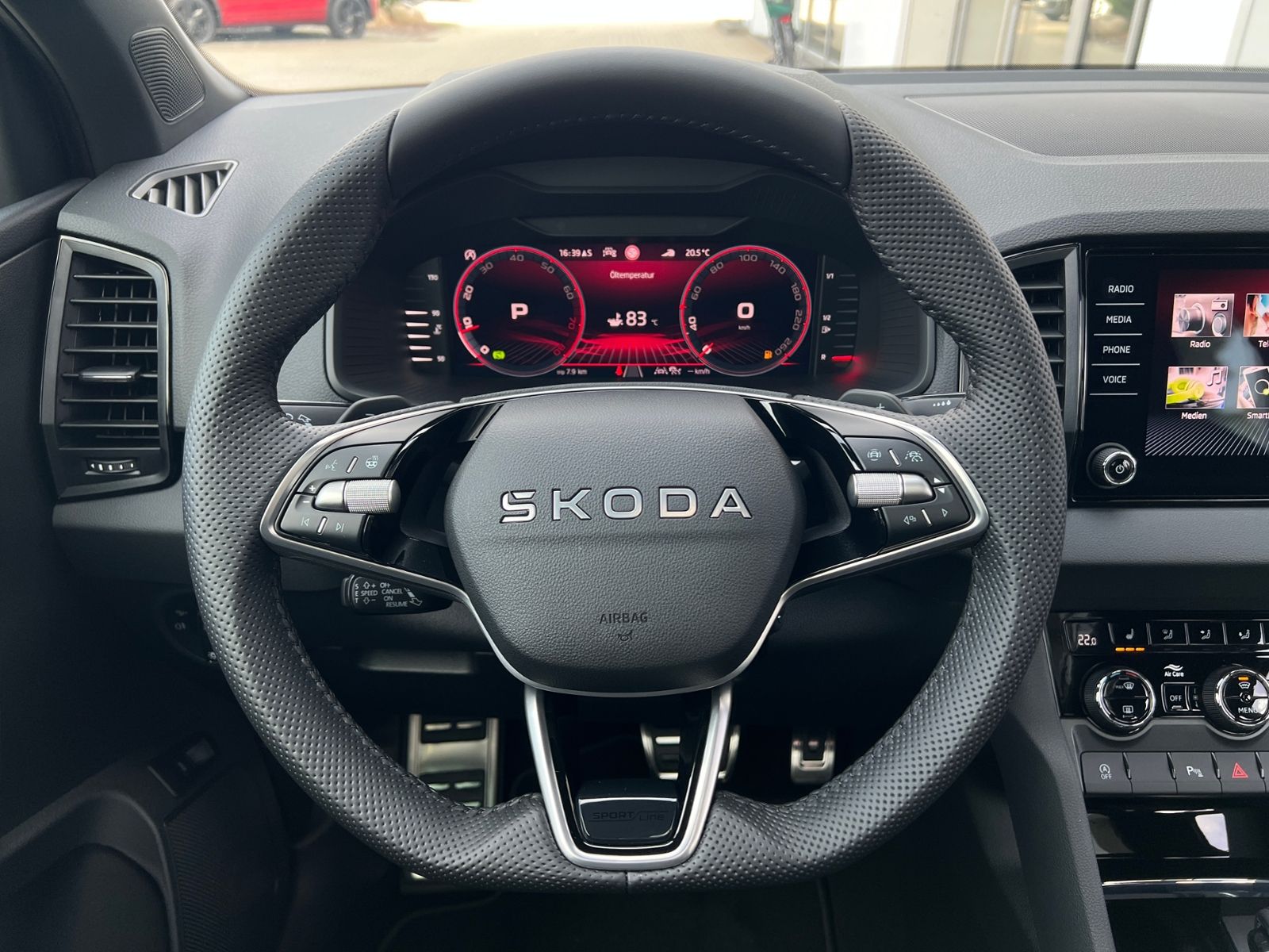 Fahrzeugabbildung SKODA Karoq Sportline 2.0 TSI 4x4 DSG *Panorama, AHK,