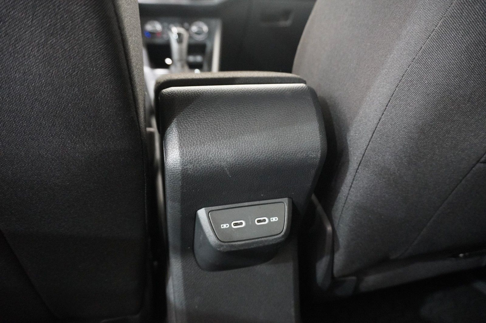 Fahrzeugabbildung Volkswagen Taigo 1.0 TSI R-LINE NAVI/LED/KAMERA/SPORT/DAB+