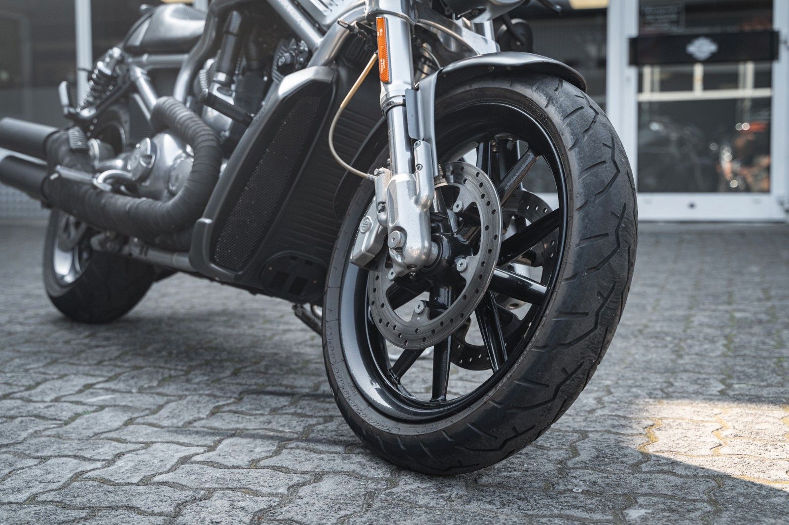 Fahrzeugabbildung Harley-Davidson VRSCR STREET ROD - REMUS ENDSCHALLDÄMPFER -