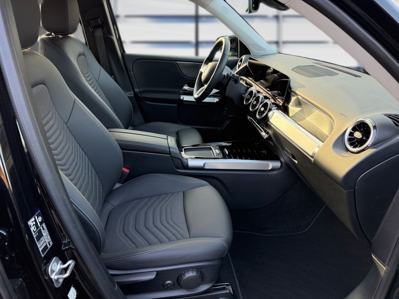 Fahrzeugabbildung Mercedes-Benz GLB 220 4M OFFROAD+AHK+KAMERA+EASYP+LENKRADHEIZ