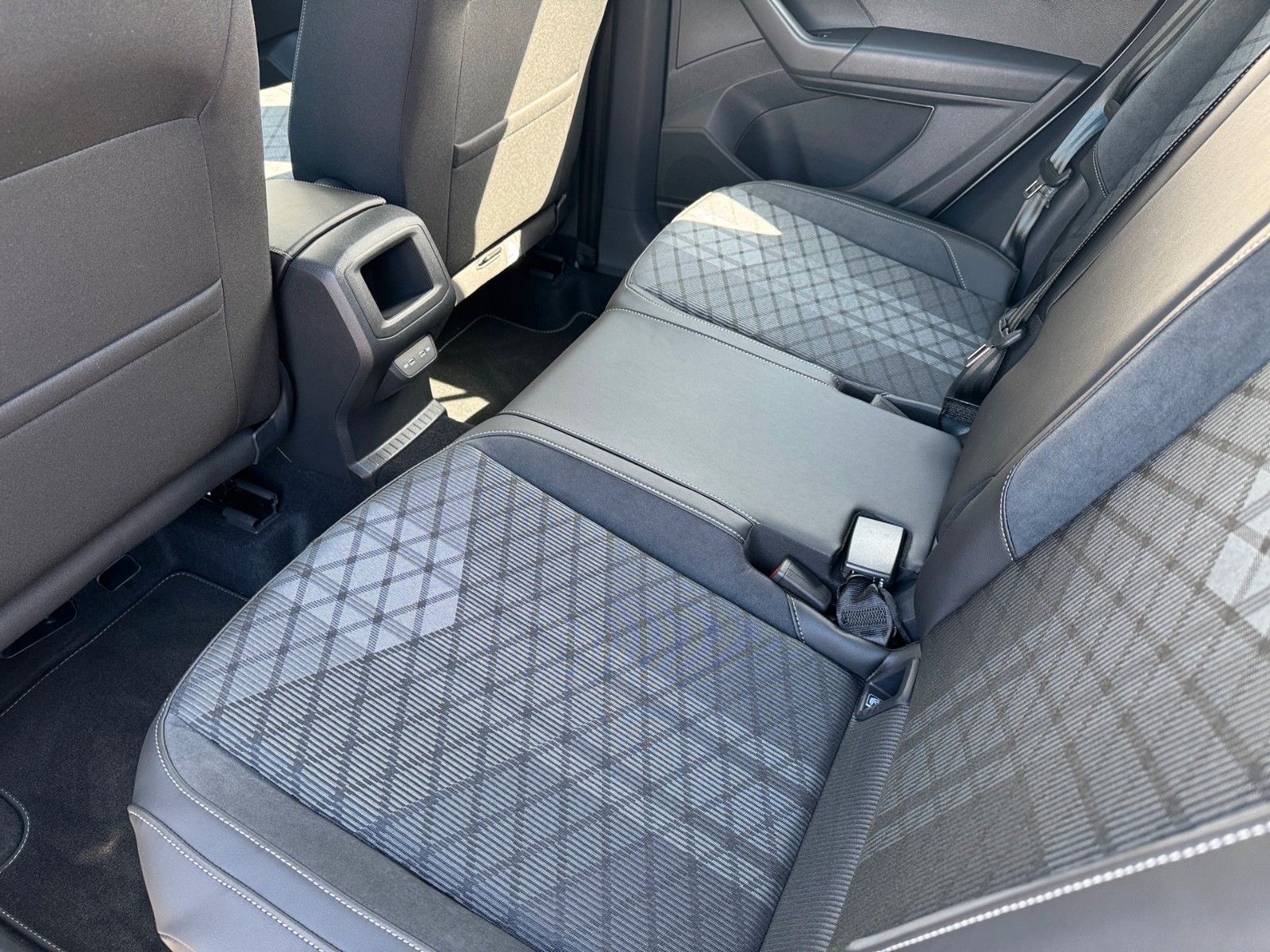Fahrzeugabbildung Volkswagen T-Cross 1.0 TSI R-Line
