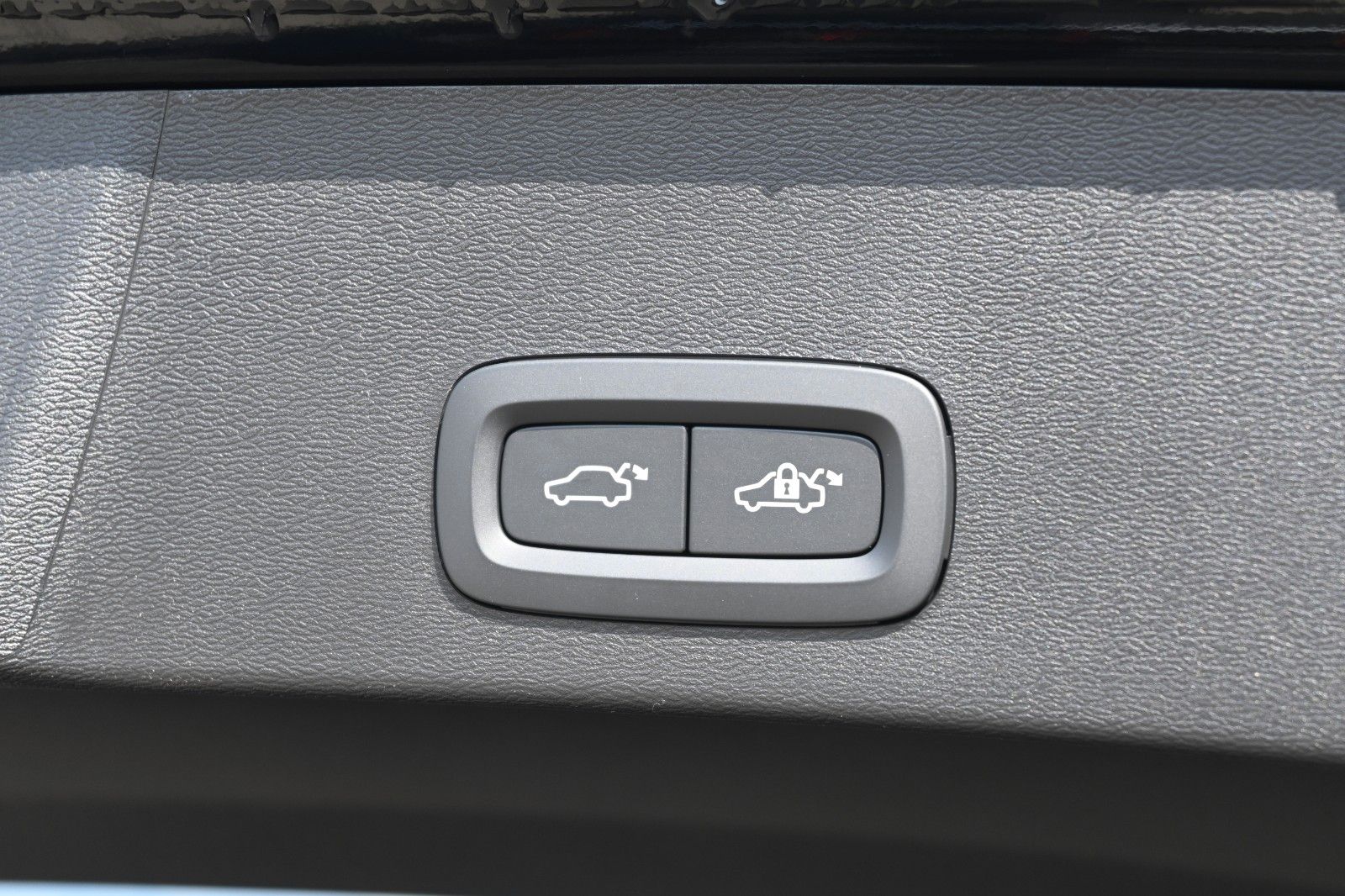 Fahrzeugabbildung Volvo XC40 B3 DSG Plus Black Edition*LED*ACC*360°*AHK*