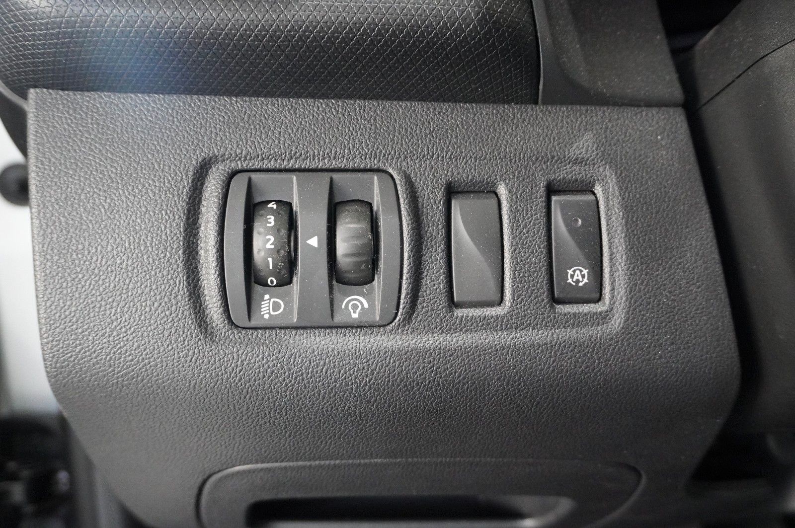 Fahrzeugabbildung Renault Clio IV 0.9 TCE LIM. ENERGY LED/SHZ/PDC/TEMP/DAB