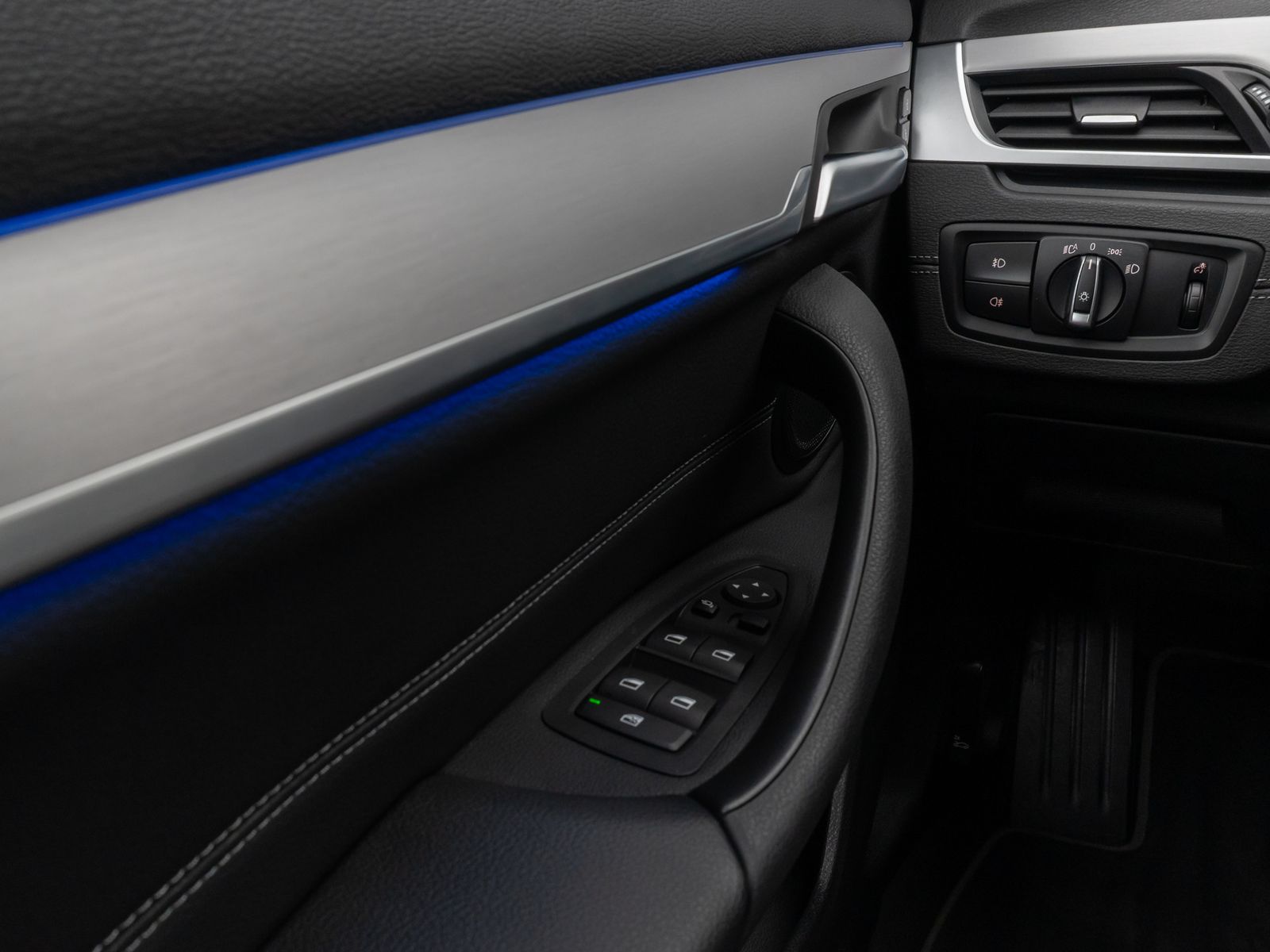 Fahrzeugabbildung BMW X1 sD20i SportLine Kamera HUD DAB HiFi Alarm LED