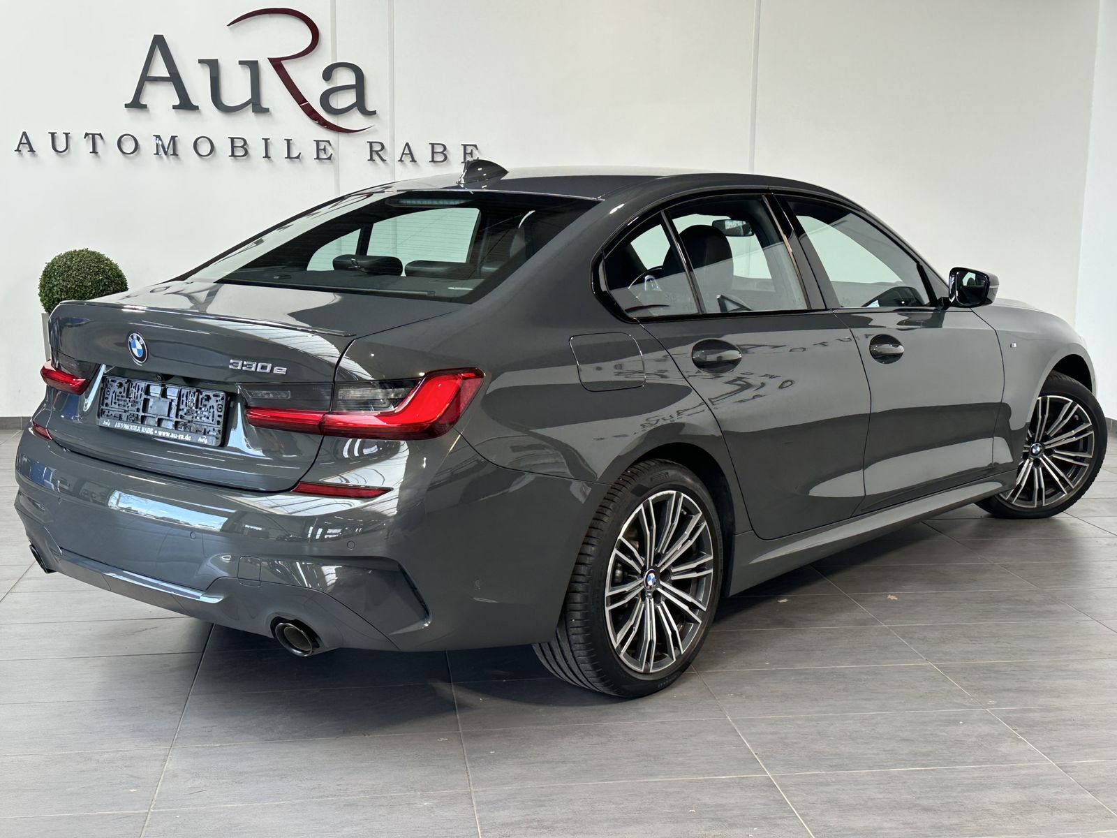 Fahrzeugabbildung BMW 330e Limousine M-Sport NAV+LASER+HEAD-UP+H&K+KAM