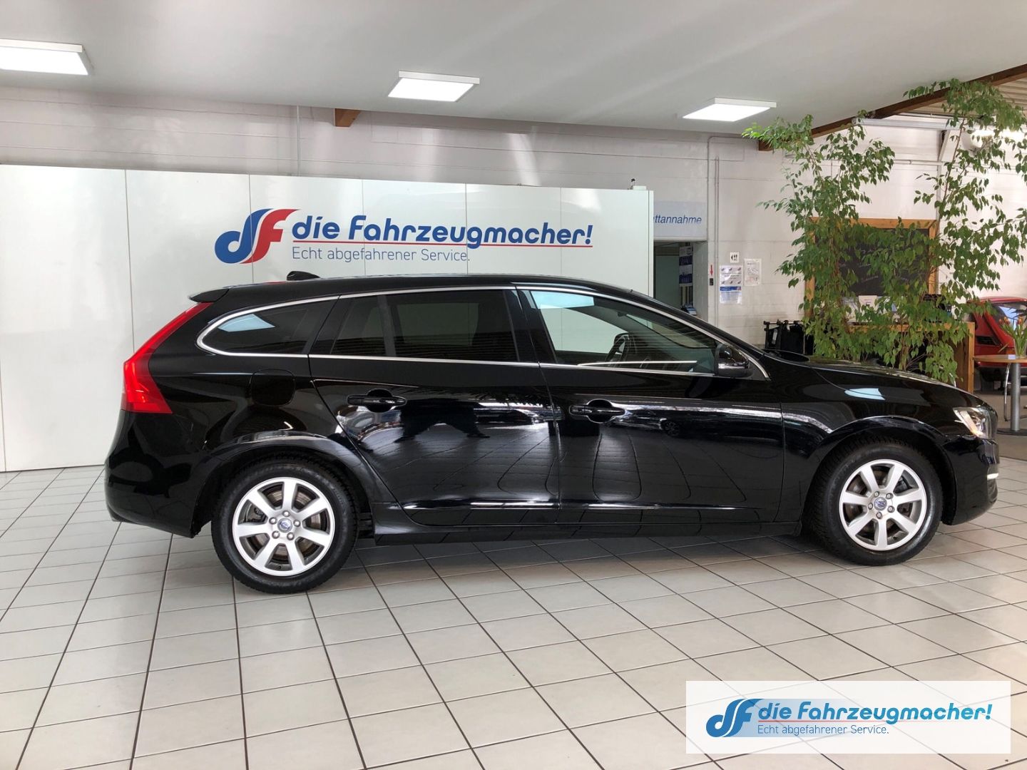 Fahrzeugabbildung Volvo V60 Kombi Momentum D4 Navi Soundsystem Sperrdiff