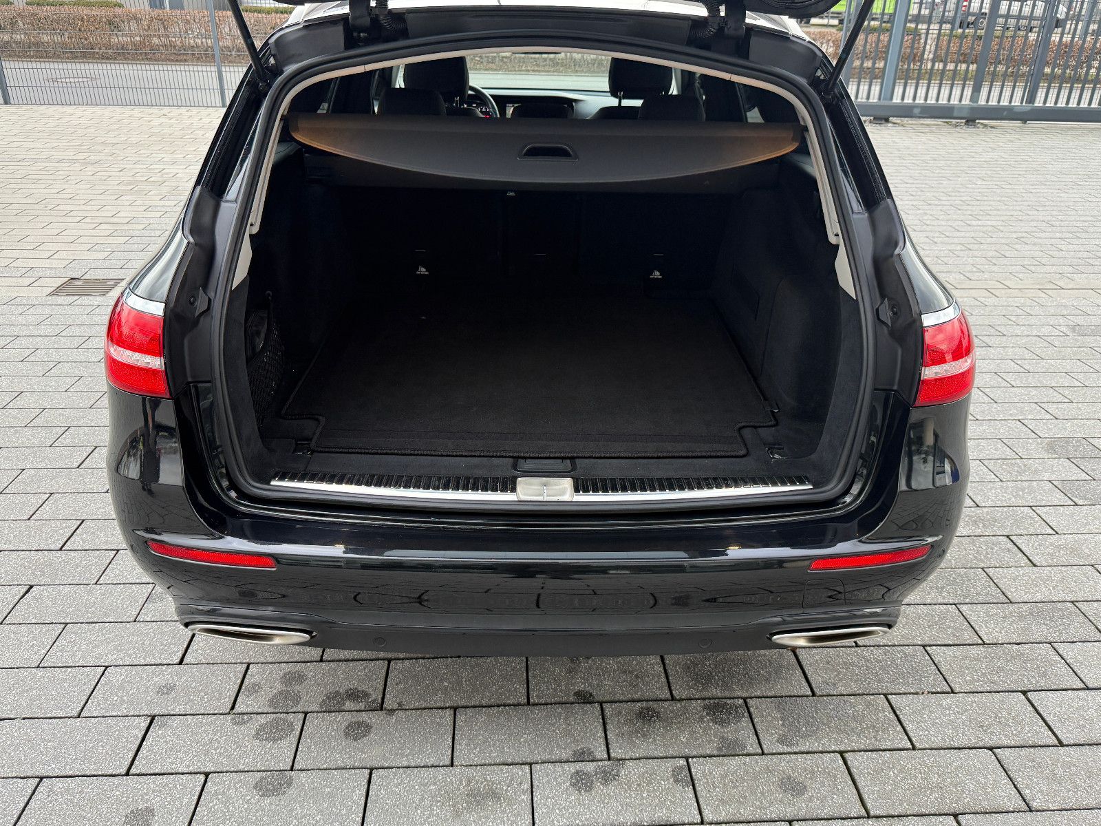 Fahrzeugabbildung Mercedes-Benz E 200 T Avantgarde NAVI KLIMAAUTO CAM LED SITZH.